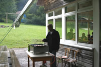 Klaus grillt im Regen